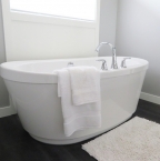 Se relaxer dans la salle de bains : 5 raisons d’installer une baignoire balnéo