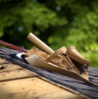 Entretien de la toiture : le faire soi-même ou faire appel à un couvreur ?