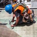 Comment les couvreurs gèrent les conditions météorologiques ?